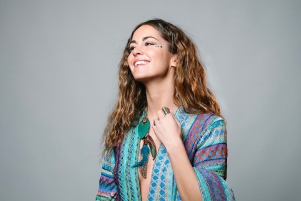 Sofía Ellar lanza su nuevo single Cosiendo y Cantando