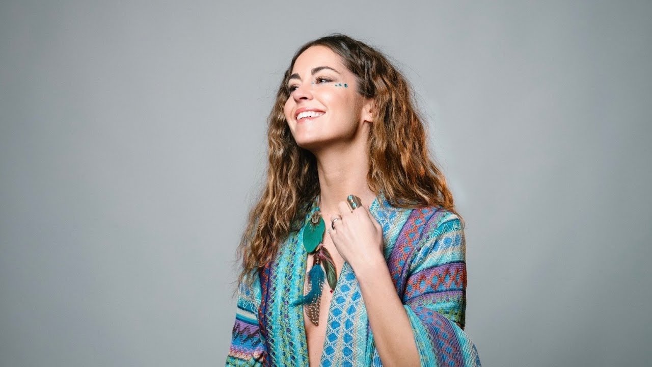 Sofía Ellar lanza su nuevo single Cosiendo y Cantando